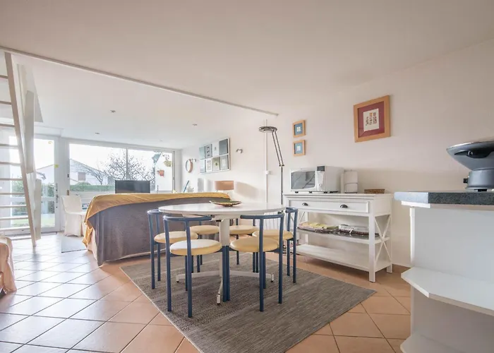 Maison Dans Résidence Calme + Piscine à *